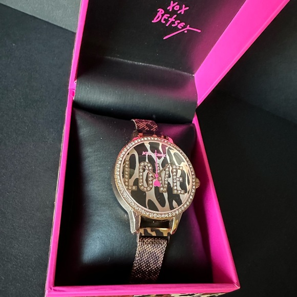 Betsey Johnson large face leopard mesh band watch with magnetic closure 🐾 - Picture 6 of 7